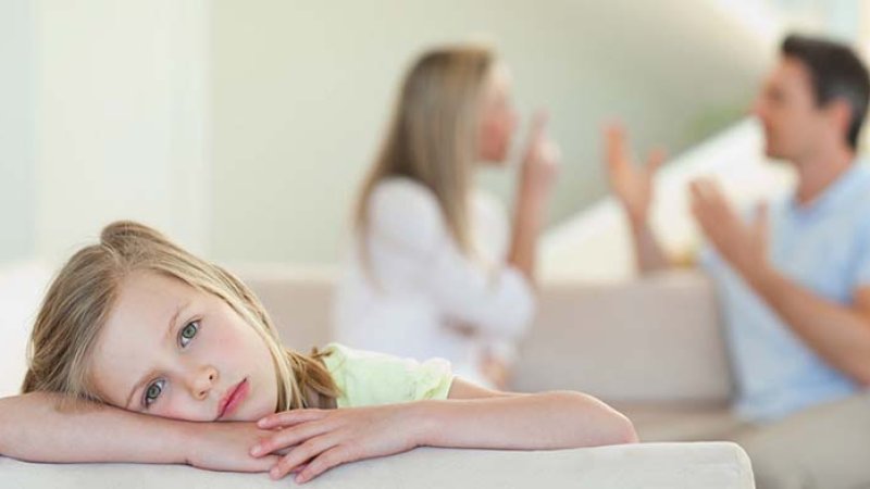 د ماشومانو په مخ کې له دې کارونو او خبرو ځان وساتئ!