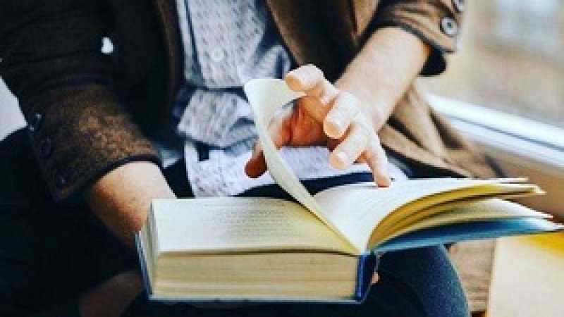 د رومان لنډه پېژندنه