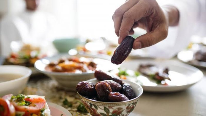 په روژه کې څنګه د سردرد او ګنګسوالی له منځه یوسو؟